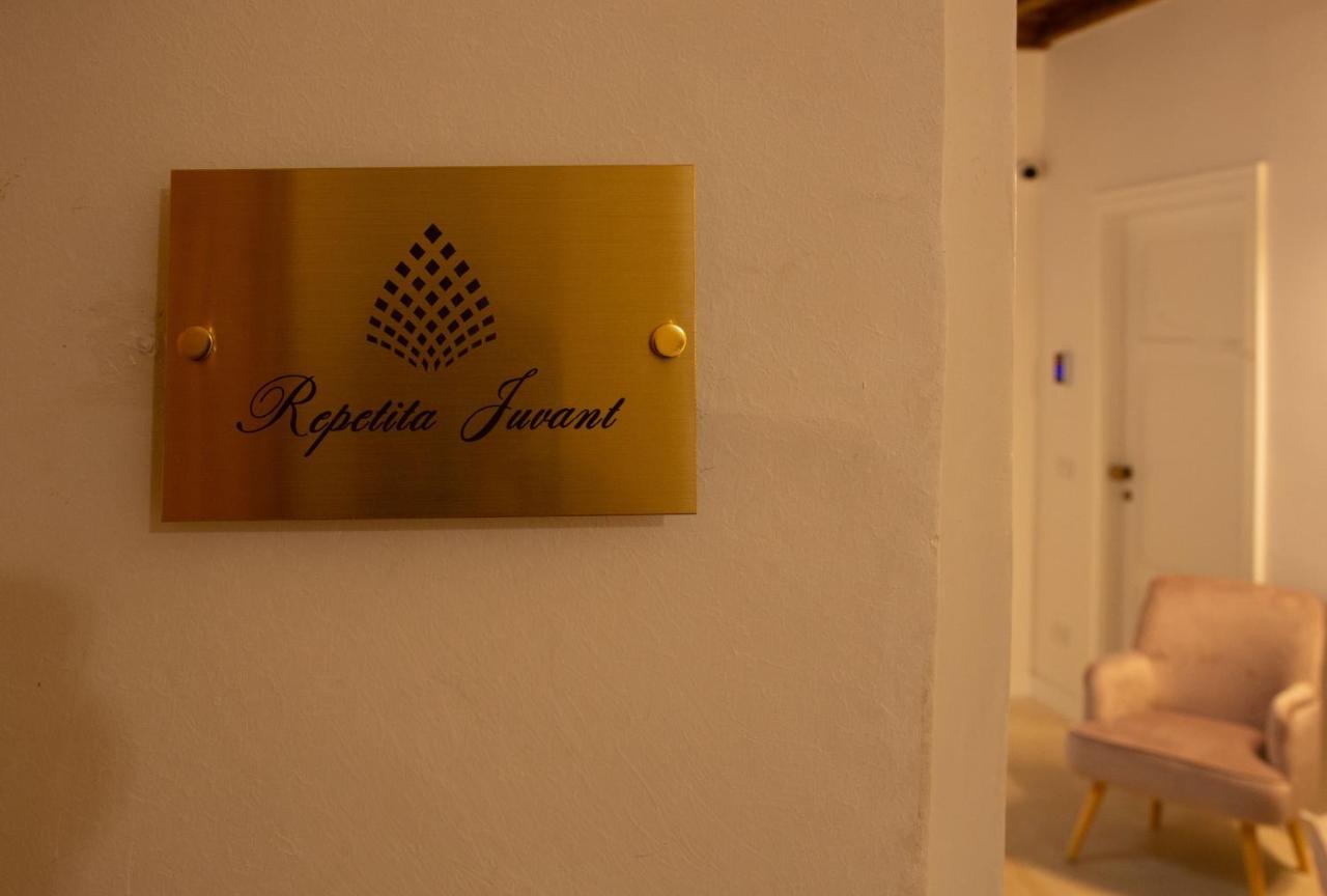 Repetita Juvant Rome Bagian luar foto